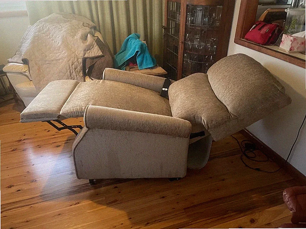 RECLINER CHAIR WITH ELECTRIC LIFTER